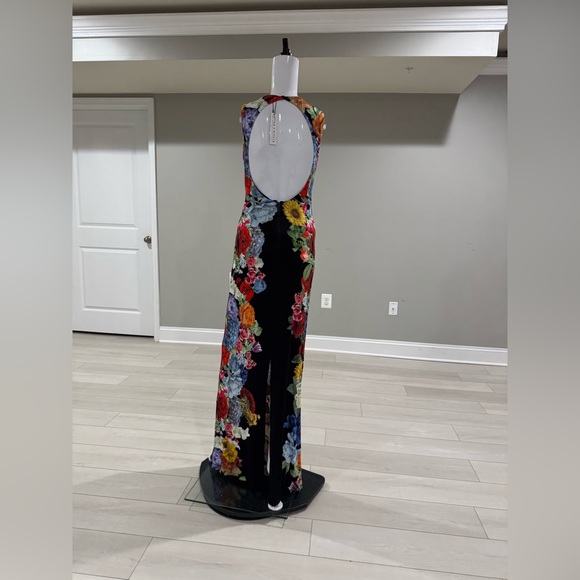 $495 Alice + Olivia
Delora Floral Sleeveless Maxi Dress size 4 - Picture 11 of 13
